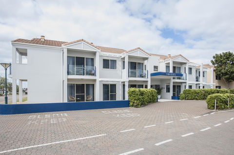 Marina Hotel - Holiday Sunshine Coast 19