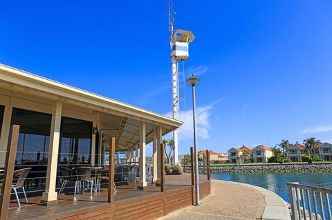 Marina Hotel - Holiday Sunshine Coast 36