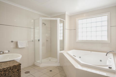 Marina Hotel - Holiday Sunshine Coast 2