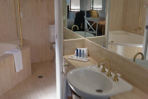 Pacific Bay Resort - Sunshine Coast Tourism 1