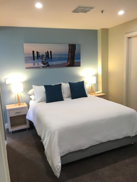 Beachside Luxury Apartments One & Two Bedroom In Beachfront Oaks Pier Building - Sunshine Coast Tourism 23