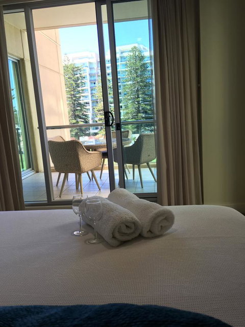 Beachside Luxury Apartments One & Two Bedroom In Beachfront Oaks Pier Building - Sunshine Coast Tourism 24