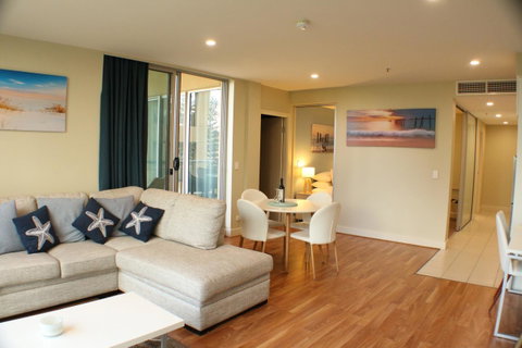 Beachside Luxury Apartments One & Two Bedroom In Beachfront Oaks Pier Building - Sunshine Coast Tourism 4