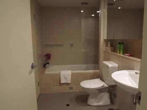 Beachside Luxury Apartments One & Two Bedroom In Beachfront Oaks Pier Building - Sunshine Coast Tourism 1