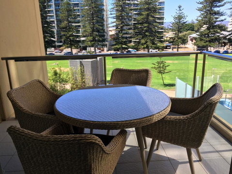 Beachside Luxury Apartments One & Two Bedroom In Beachfront Oaks Pier Building - Sunshine Coast Tourism 25