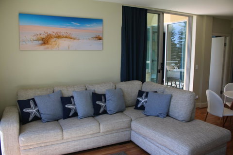 Beachside Luxury Apartments One & Two Bedroom In Beachfront Oaks Pier Building - Sunshine Coast Tourism 11