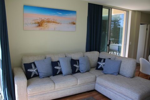 Beachside Luxury Apartments One & Two Bedroom In Beachfront Oaks Pier Building - Sunshine Coast Tourism 14