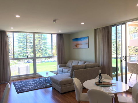 Beachside Luxury Apartments One & Two Bedroom In Beachfront Oaks Pier Building - Sunshine Coast Tourism 3