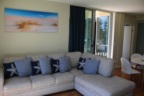 Beachside Luxury Apartments One & Two Bedroom In Beachfront Oaks Pier Building - Sunshine Coast Tourism 12