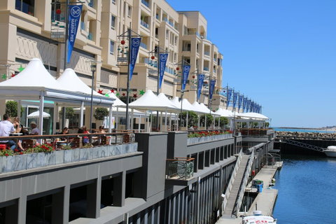 Beachside Luxury Apartments One & Two Bedroom In Beachfront Oaks Pier Building - Sunshine Coast Tourism 13