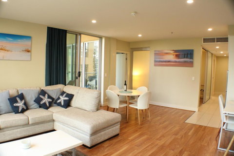 Beachside Luxury Apartments One & Two Bedroom In Beachfront Oaks Pier Building - Sunshine Coast Tourism 5