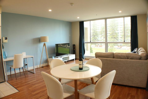 Beachside Luxury Apartments One & Two Bedroom In Beachfront Oaks Pier Building - Sunshine Coast Tourism 0