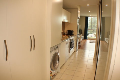Beachside Luxury Apartments One & Two Bedroom In Beachfront Oaks Pier Building - Sunshine Coast Tourism 7
