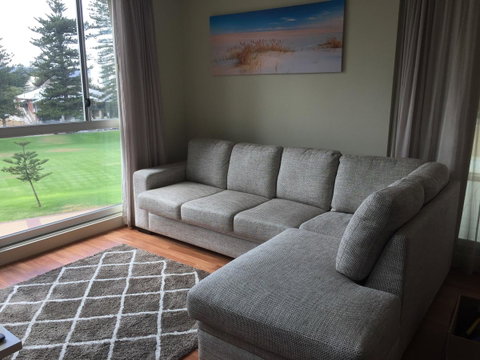 Beachside Luxury Apartments One & Two Bedroom In Beachfront Oaks Pier Building - Sunshine Coast Tourism 16