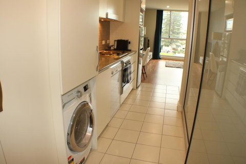 Beachside Luxury Apartments One & Two Bedroom In Beachfront Oaks Pier Building - Sunshine Coast Tourism 6
