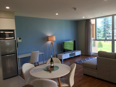 Beachside Luxury Apartments One & Two Bedroom In Beachfront Oaks Pier Building - Sunshine Coast Tourism 19