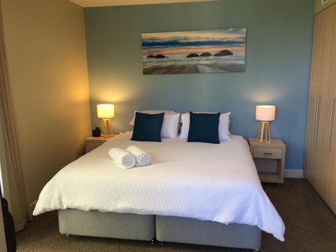 Beachside Luxury Apartments One & Two Bedroom In Beachfront Oaks Pier Building - Sunshine Coast Tourism 22
