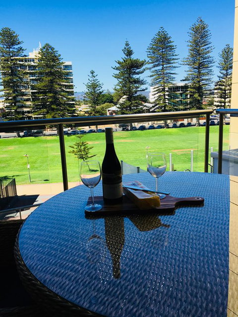 Beachside Luxury Apartments One & Two Bedroom In Beachfront Oaks Pier Building - Sunshine Coast Tourism 26
