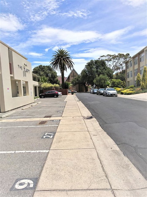 Hi 5 Glenelg Studio Apartment - Sunshine Coast Tourism 16