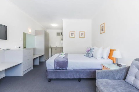 Hi 5 Glenelg Studio Apartment - Sunshine Coast Tourism 2