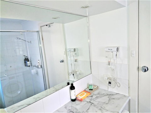 Hi 5 Glenelg Studio Apartment - Sunshine Coast Tourism 6