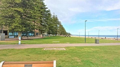 Hi 5 Glenelg Studio Apartment - Sunshine Coast Tourism 25