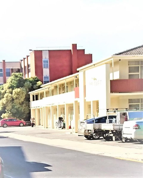 Hi 5 Glenelg Studio Apartment - Sunshine Coast Tourism 17