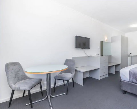 Hi 5 Glenelg Studio Apartment - Sunshine Coast Tourism 8