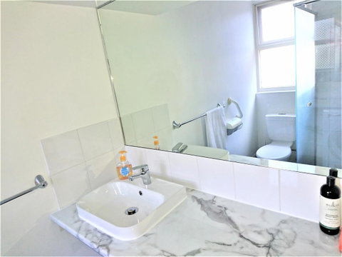 Hi 5 Glenelg Studio Apartment - Sunshine Coast Tourism 9