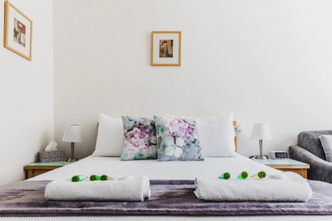 Hi 5 Glenelg Studio Apartment - Sunshine Coast Tourism 1