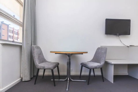Hi 5 Glenelg Studio Apartment - Sunshine Coast Tourism 4