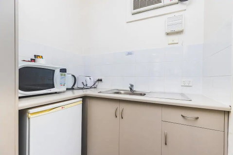 Hi 5 Glenelg Studio Apartment - Sunshine Coast Tourism 7