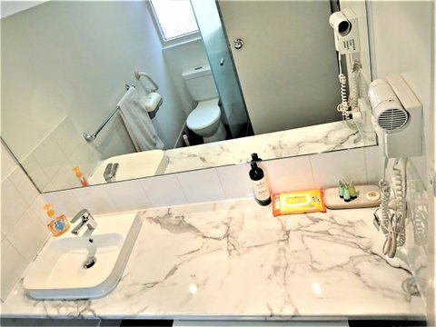 Hi 5 Glenelg Studio Apartment - Sunshine Coast Tourism 5