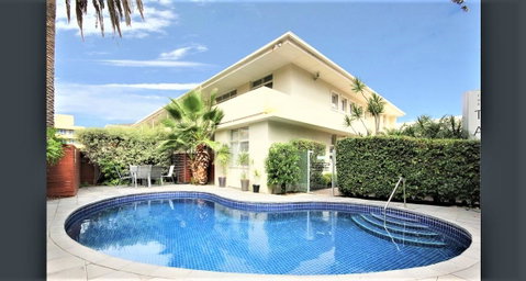 Hi 5 Glenelg Studio Apartment - Sunshine Coast Tourism 0