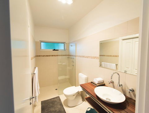 S T U D I O 22 Peaceful Retreat With Garden Views - Holiday Sunshine Coast 6