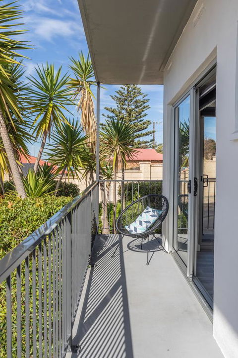 Bay 10 - Suites And Apartments - Sunshine Coast Tourism 4