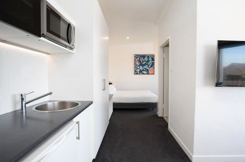 Bay 10 - Suites And Apartments - Sunshine Coast Tourism 1