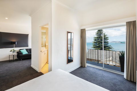 Bay 10 - Suites And Apartments - Sunshine Coast Tourism 7