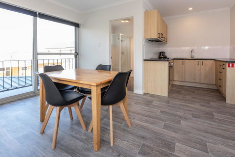 Bay 10 - Suites And Apartments - Sunshine Coast Tourism 10