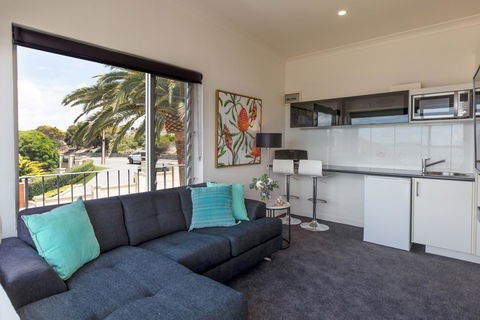 Bay 10 - Suites And Apartments - Sunshine Coast Tourism 6