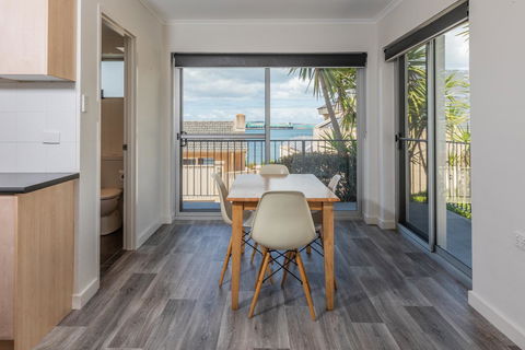 Bay 10 - Suites And Apartments - Sunshine Coast Tourism 12