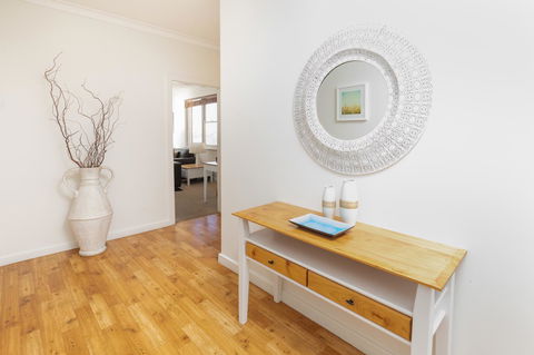 Bay 10 - Suites And Apartments - Sunshine Coast Tourism 14