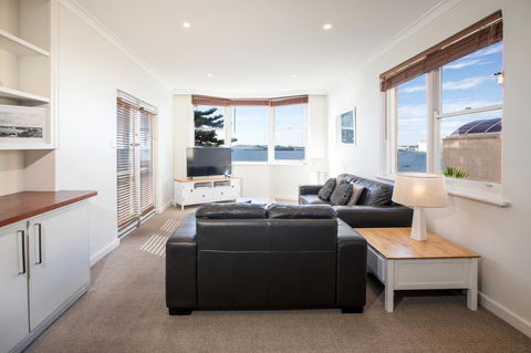 Bay 10 - Suites And Apartments - Sunshine Coast Tourism 33