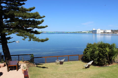 Bay 10 - Suites And Apartments - Sunshine Coast Tourism 0