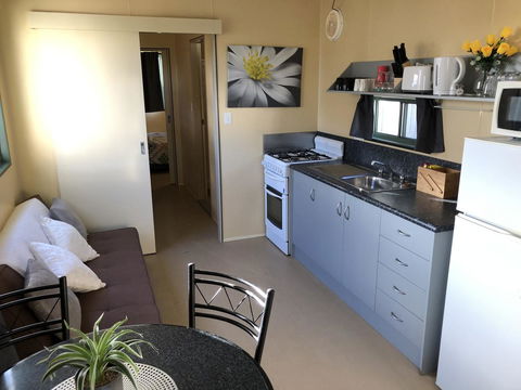 Rocks Retreat Cabin - Dolphin - Holiday Sunshine Coast 6
