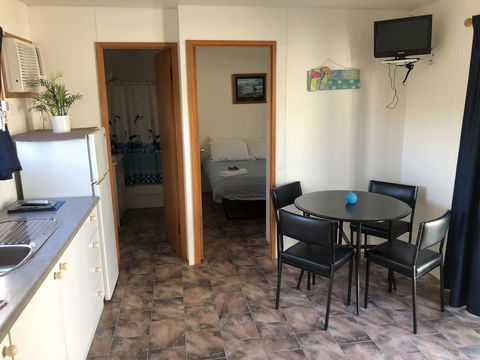 Rocks Retreat Cabin - Dolphin - Holiday Sunshine Coast 4