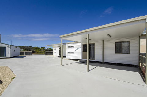 Rocks Retreat Cabin - Dolphin - Holiday Sunshine Coast 0