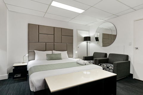 Cosmo On Bank - Sunshine Coast Tourism 3