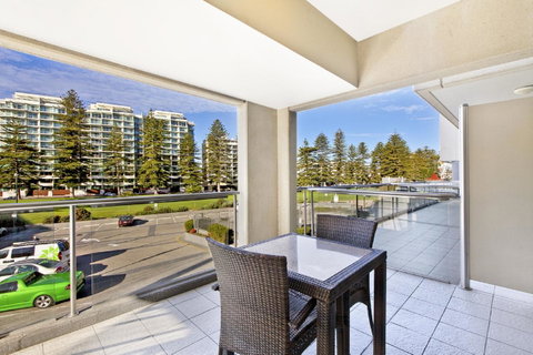 Glenelg Beach Studio - Sunshine Coast Tourism 11