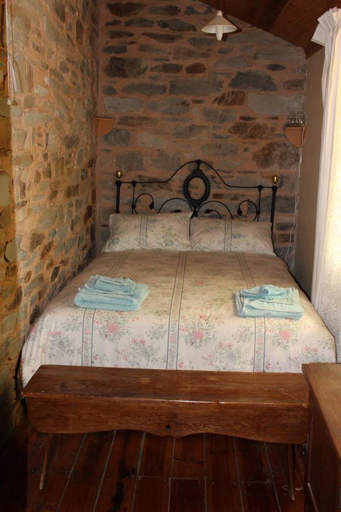 Hillside Cottage - Sunshine Coast Tourism 3